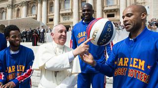 Globetrotters enseñaron truquitos de básquet al papa Francisco