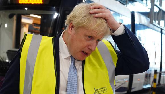 El primer ministro británico, Boris Johnson, hace un gesto mientras habla con periodistas durante una visita al depósito de transporte de Blackpool, en el noroeste de Inglaterra, el 3 de febrero de 2022. (Peter Byrne / AFP).