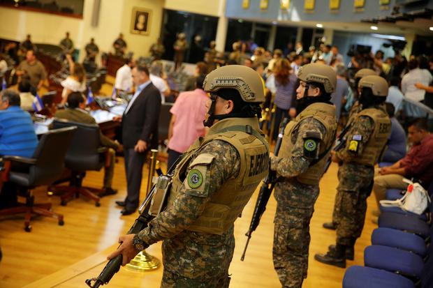 Militares hacen guardia en el Salón Azul del Palacio Legislativo de El Salvador, luego de la llegada del presidente Nayib Bukele para exigir la instalación de una sesión en la que los diputados le aprueben un endeudamiento. (EFE/ Miguel Lemus). 