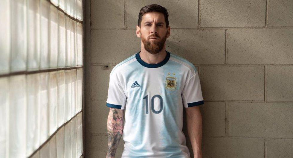 Lionel Messi lleva puesta la nueva camiseta de la selección argentina. (Foto: @Argentina)