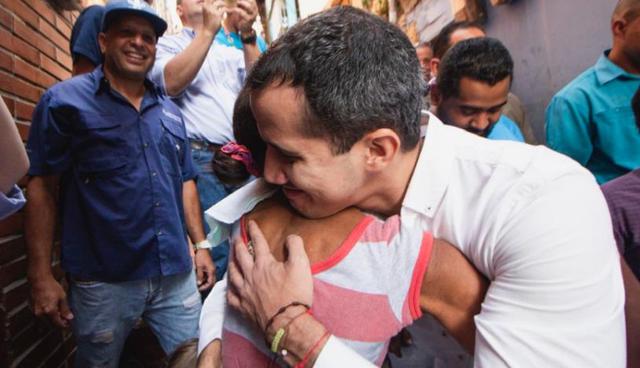 Guaidó distribuye ayuda humanitaria en el peligroso barrio de Caracas. (Foto: Twitter - @osmarycnn)