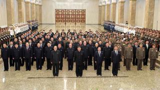 Kim Jong-un visita mausoleo de su abuelo tras degradar a miembros de la cúpula del régimen