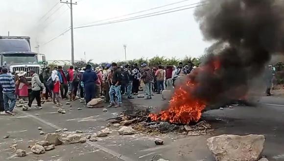 Manifestantes de La Joya en Arequipa continúan bloqueo en carretera exigiendo cierre del Congreso y nuevas elecciones. (Captura: Correo)