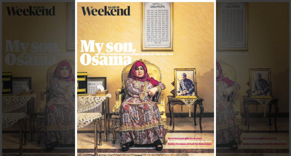 La mamá de Osama Bin Laden en “The Guardian”, 2018. Se hizo retratar al lado de la imagen del susodicho.