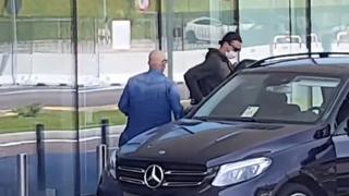Con lentes oscuros y mascarilla: Ibrahimovic volvió a Milán tras visita corta a Suecia 