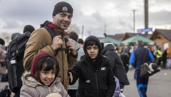 Ajmal Rahmani acaba de llegar a Polonia junto a su mujer Mina, su hijo Omar, de 11 años, y su hija Marwa, de siete, que no se separa de su perro de peluche marrón.  (Foto: Wojtek Radwanski / AFP)