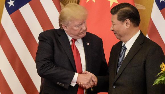 El presidente de los Estados Unidos, Donald Trump, se da la mano con el mandatario de China, Xi Jinping, al final de una conferencia de prensa en el Gran Salón del Pueblo en Beijing. Imagen del 9 de noviembre de 2017. (Fred DUFOUR / AFP).