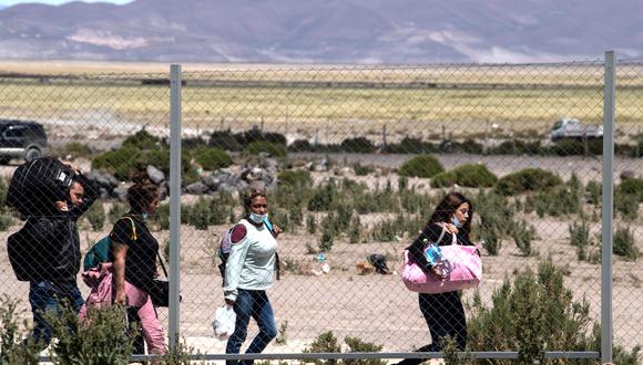 Migrantes venezolanos cruzando la frontera entre Chile y Bolivia en Colchane. (Foto: AFP)