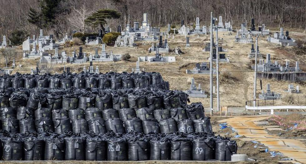 Cientos de miles de bolsas negras con restos contaminados se apilan en el pueblo. (Foto: EFE)