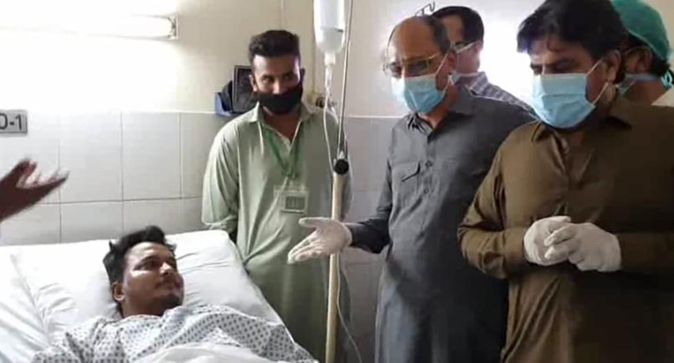 El ministro provincial de Sindh (Pakistán), Saeed Ghani (segundo desde la derecha), se encuentra con Mohamad Zubair, uno de los dos sobrevivientes del accidente de avión. (Departamento de Información de Prensa de Sindh/AP).