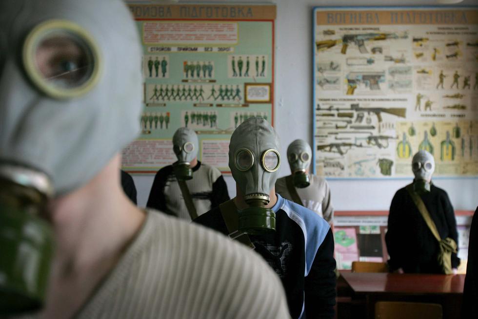 Imagen de archivo en la que se ve a varios niños ucranianos que, durante sus clases en el colegio, también aprendían a cómo cuidarse en caso de una guerra o un desastre nuclear. Foto del 3 de abril del 2006. AP