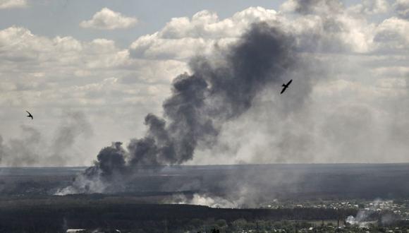 El humo se eleva tras los bombardeos en la ciudad de Severodonetsk durante la lucha entre las tropas ucranianas y rusas en la región oriental de Ucrania, el 7 de junio de 2022. (ARIS MESSINIS / AFP).