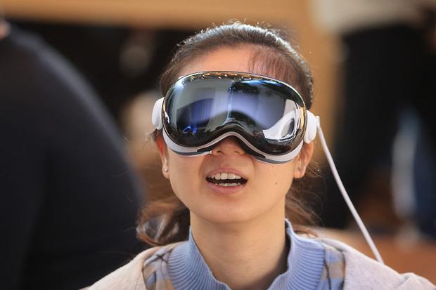 Un cliente prueba su Vision Pro en el lanzamiento de Apple Vision Pro en Apple The Grove en Los Ángeles. Foto: AFP