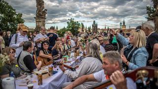 República Checa festeja “el fin de la crisis por el coronavirus” con un gran banquete
