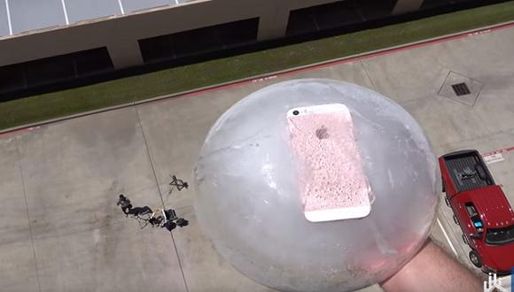 ¿Un iPhone SE congelado resiste una caída de 30 metros? [VIDEO]