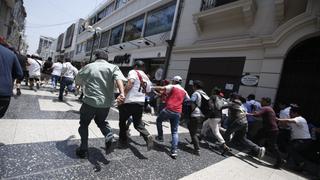 Policías dispersan a ‘colectiveros’ en Jirón de la Unión y Plaza San Martín | FOTOS y VIDEO