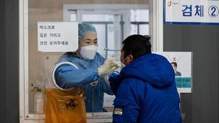 Corea del Sur reimpone toque de queda a comercios para contener brote de COVID-19