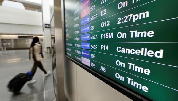 Ómicron: un vuelo de United Airlines cancelado en el sistema de visualización de información en el Aeropuerto Internacional de San Francisco en la víspera de Navidad. (EFE / EPA / JOHN G. MABANGLO).