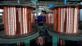 Precio del cobre sube casi 2% debido a que mejora de la confianza impulsa a metales industriales 