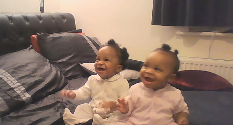 Estas bellas gemelitas de 8 meses se ponen reaccionan de la manera más divertida al escuchar a su mamá cantar. (Foto: Captura de YouTube)