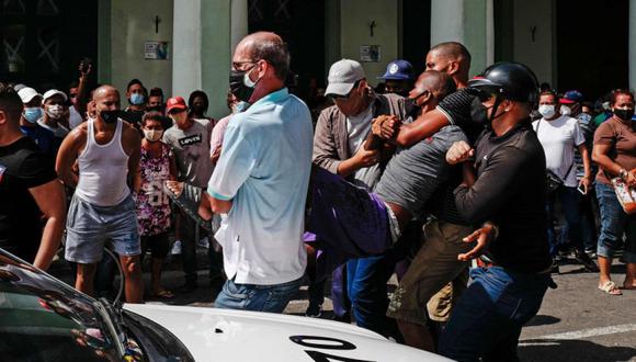 Un hombre es arrestado durante una manifestación contra el gobierno del presidente cubano Miguel Díaz-Canel en La Habana. (Foto: AFP / ADALBERTO ROQUE).