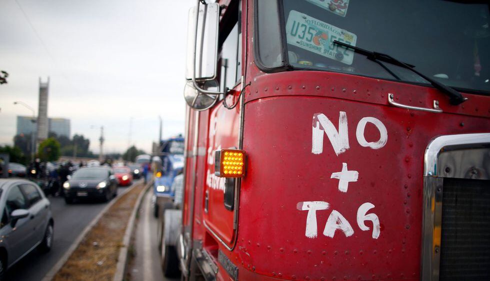 Protesta de camioneros generó caos en las autopistas de Santiago de Chile. (Foto: AFP)