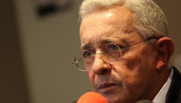 El expresidente de Colombia (2002-2010) Álvaro Uribe habla durante una conferencia de prensa en Bogotá, el 14 de febrero de 2022. (Juan Pablo Pino / AFP).