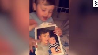 Un bebé mira la foto de su padre fallecido y su insólita reacción se vuelve tendencia en Internet