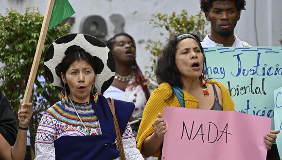 Integrantes del Movimiento de Liberación Negra e Indígena (BILM) protestan frente al Ministerio del Ambiente en conmemoración del Día de la Raza, en el norte de Quito, el 12 de octubre de 2022. (Foto de RODRIGO BUENDIA / AFP)