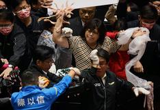 Taiwán: la oposición lanza vísceras de cerdo en plena sesión del Parlamento | FOTOS