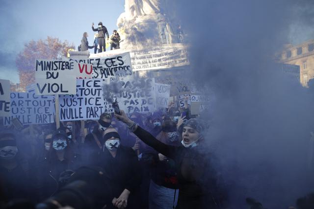 Un manifestante sostiene una bengala durante una protesta contra proyecto de ley de seguridad, en París, Francia. (AP/Francois Mori).