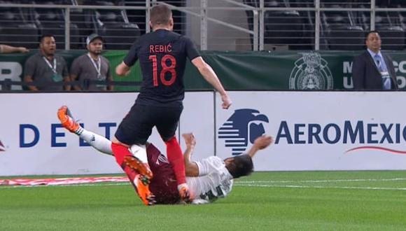 México vs. Croacia: la terrible lesión de Néstor Araujo que lo obligó a salir en camilla. (Foto: Captura)
