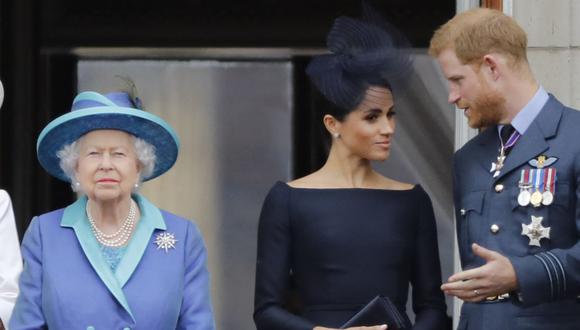 En esta foto de archivo tomada el 10 de julio de 2018 aparecen la reina Isabel II, Meghan Markle y su esposo el príncipe Harry. (Foto de Tolga AKMEN / AFP).