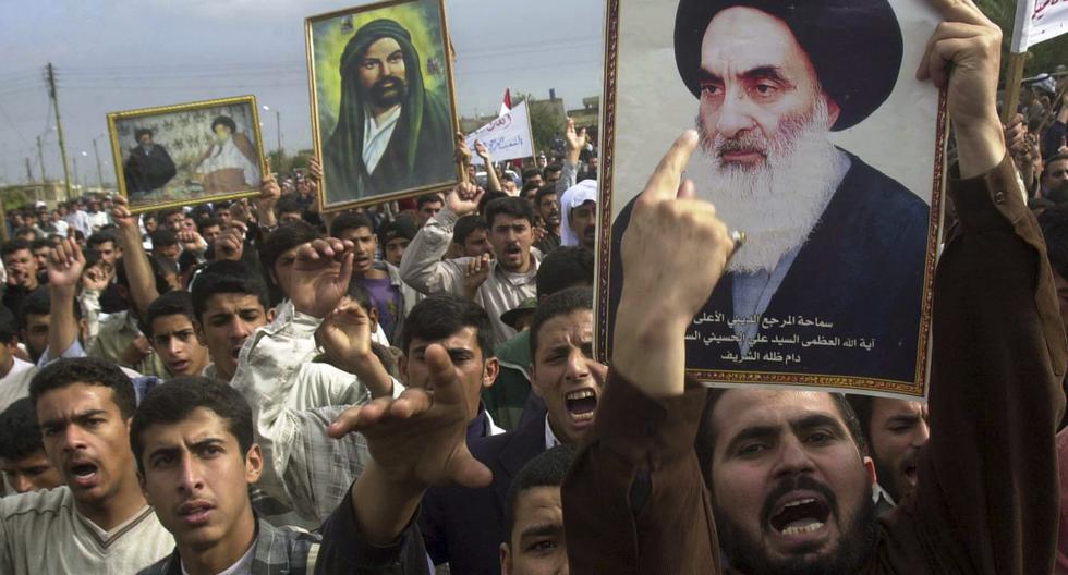 Fotografía del 2004 en la que una multitud marcha cargando imágenes del ayatolá Alí al-Sistani. AP