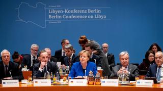 Potencias mundiales inician reunión en Berlín para tratar de llevar la paz a Libia