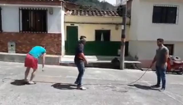 El impactante vídeo viral de unos jóvenes que utilizan a un niño para saltar  a la comba