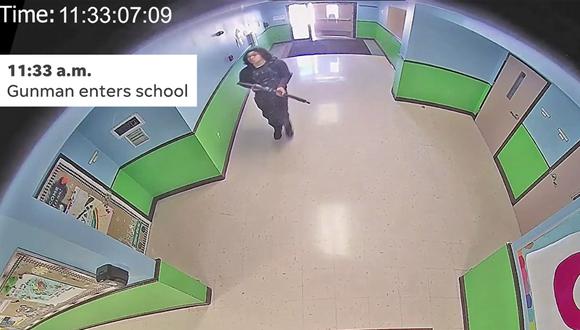 Las imágenes muestran al tirador, identificado posteriormente como Salvador Ramos, de 18 años, caminando sin oposición por el pasillo de la Escuela Primaria Robb con un rifle semiautomático.