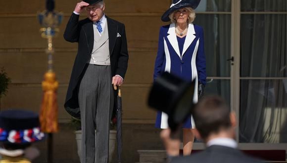 El rey Carlos III de Gran Bretaña y la reina consorte Camilla de Gran Bretaña llegan para reunirse con los invitados que asisten a la Garden Party en el Palacio de Buckingham, en Londres, el 3 de mayo de 2023 para celebrar su ceremonia de coronación como rey y reina del Reino Unido y las naciones del Reino de la Commonwealth, el 3 de mayo de 2023. 6 de mayo de 2023. (Foto de Yui Mok / POOL / AFP)