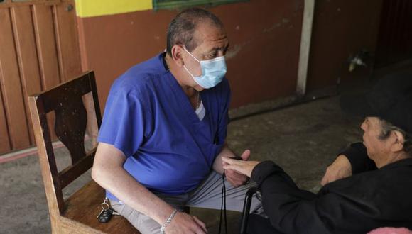 El doctor Rafael Galindo, médico general y cirujano, examina a un paciente con COVID-19 durante una visita domiciliaria en el barrio Iztapalapa de la Ciudad de México. (Foto: AP/ Eduardo Verdugo)