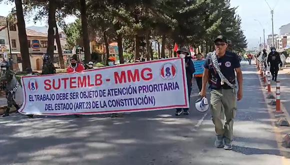 Trabajadores de la empresa Las Bambas desarrollan segundo día de marcha en defensa su trabajo en Cusco. (Foto: Radio Surphuy / Facebook)