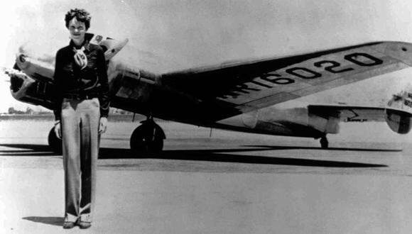 Amelia Earhart al lado de su Lockheed Electra 10E antes de su último vuelo en 1937 desde Oakland, California, a Honolulu. (Foto AP / Archivo).