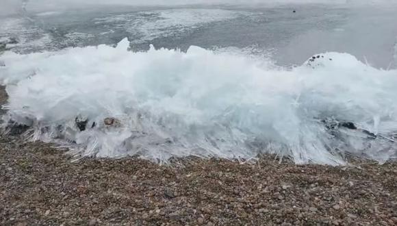 ¿Cómo rompe una ola de hielo en la costa de Siberia? [VIDEO]