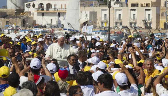El papa Francisco saluda a los fieles mientras avanza durante una visita a la isla de Lampedusa, en el sur de Italia, el 8 de julio de 2013. (AP Foto/Alessandra Tarantino, Archivo).