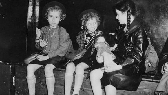 Durante mucho tiempo fueron conocidas solo como "tres niñas pequeñas", pero ahora sabemos que son Ruth (izquierda) e Inge Adamecz y Hanna Cohn. (Getty Images).