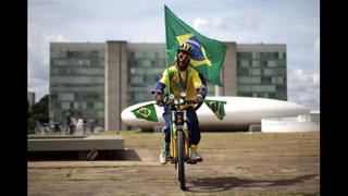 Mundial: Miles viajan en caravanas, y hasta bici, a Brasil