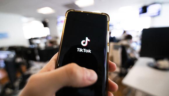 Unión Europea amenaza a TikTok con suspender su programa que paga a los usuarios por ver videos.