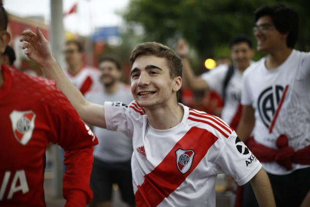 Hinchas de River Plate caminaron desde miraflores hasta el hotel para recibir al equipo argentino | Foto: Renzo Salazar/GEC