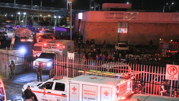 Personal de rescate acuden al auxilio durante un incendio en las instalaciones del Instituto Nacional de Migración (INM), donde fallecieron migrantes la noche del 27 de marzo de 2023, en Ciudad Juárez, Chihuahua (México).  (Foto: EFE/Luis Torres).