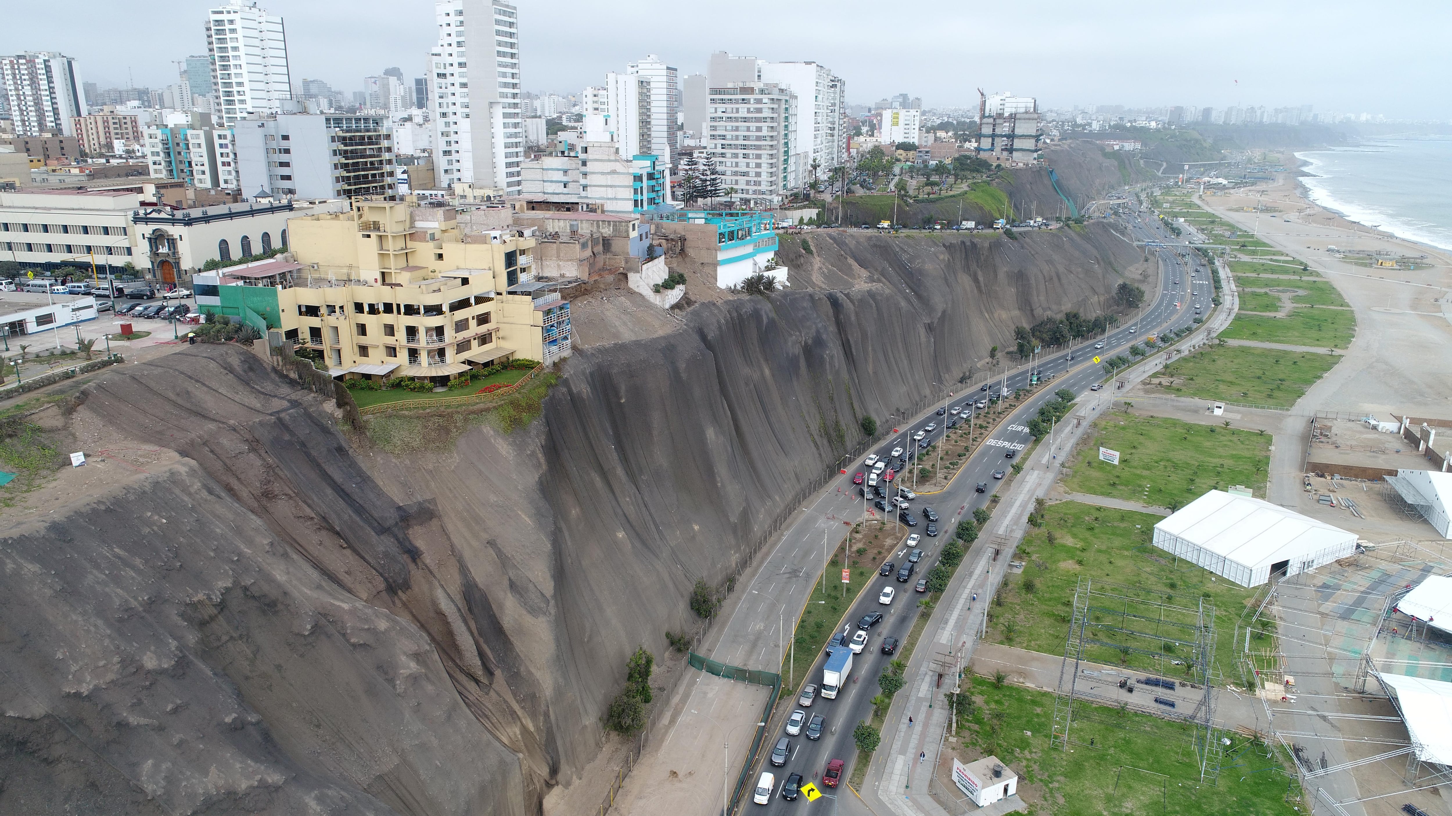 Los acantilados ubicados entre los distritos de San Miguel y Chorrillos representan un riesgo inminente ante derrumbes y deslizamientos. (Foto: Bryan Albornoz)