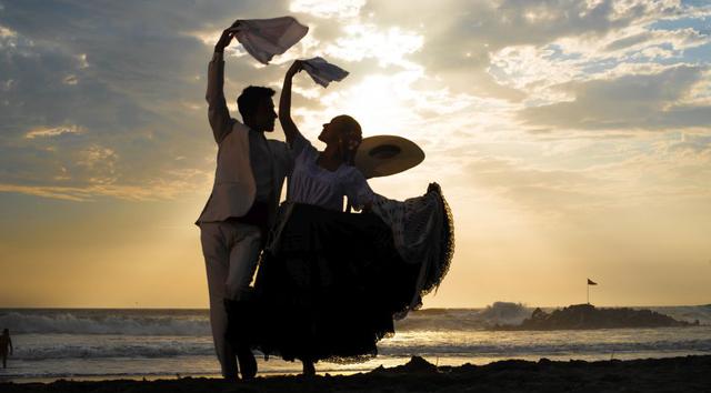 La marinera mochera luce el esquema de la tradicional. Tiene saludos, paseos, coqueteos, careos.